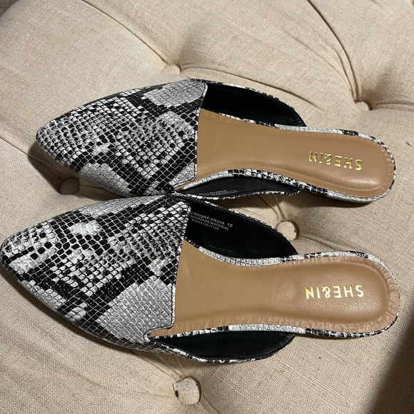 Slippers - Picture 2 of 3